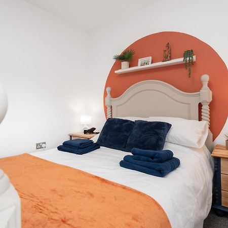 Shawe House - 10 Minute Mcr Airport - Free Parking Villa Wythenshawe Bilik gambar