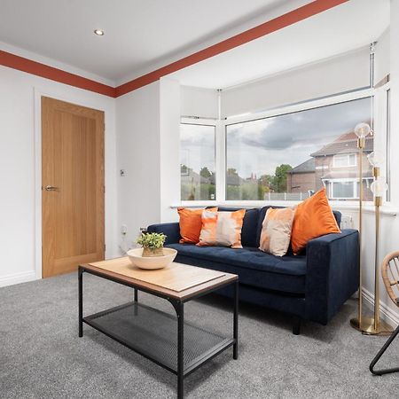 Shawe House - 10 Minute Mcr Airport - Free Parking Villa Wythenshawe Bilik gambar