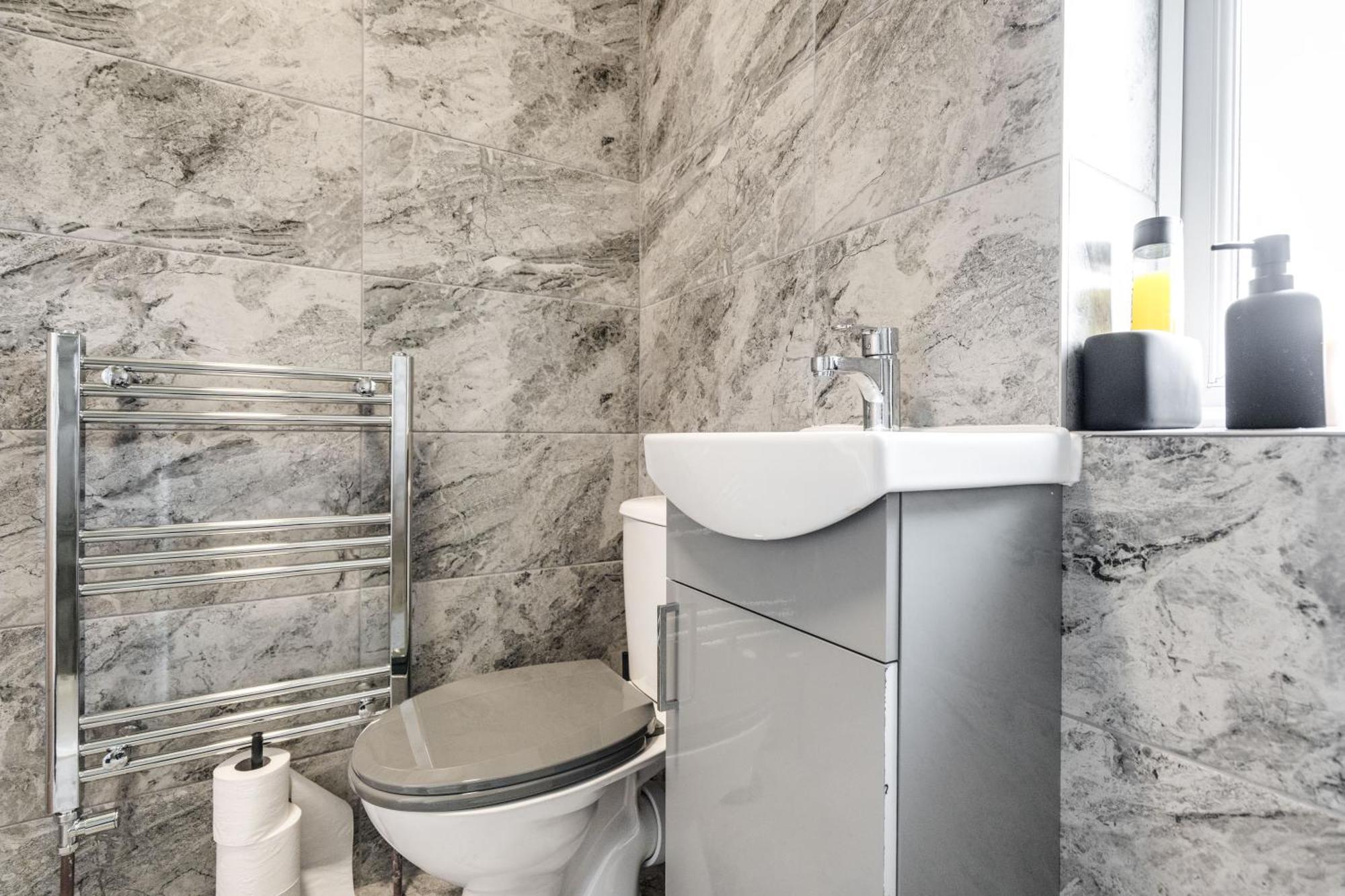Shawe House - 10 Minute Mcr Airport - Free Parking Villa Wythenshawe Bilik gambar