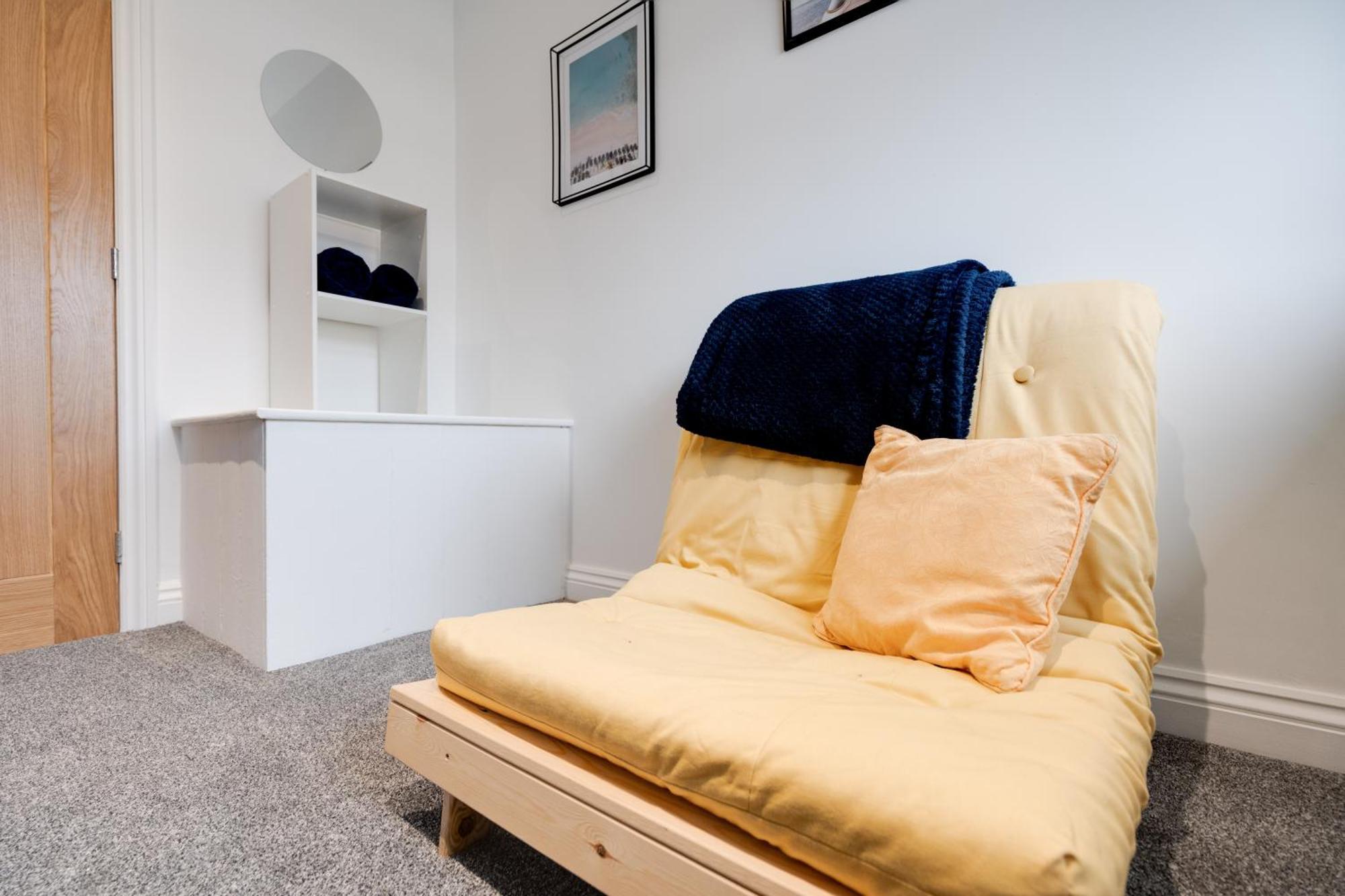 Shawe House - 10 Minute Mcr Airport - Free Parking Villa Wythenshawe Bilik gambar
