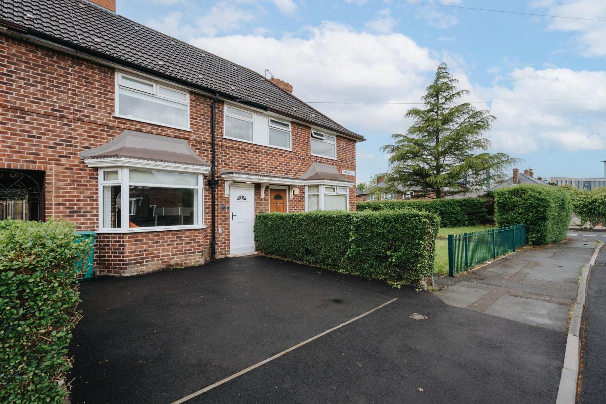Shawe House - 10 Minute Mcr Airport - Free Parking Villa Wythenshawe Bilik gambar