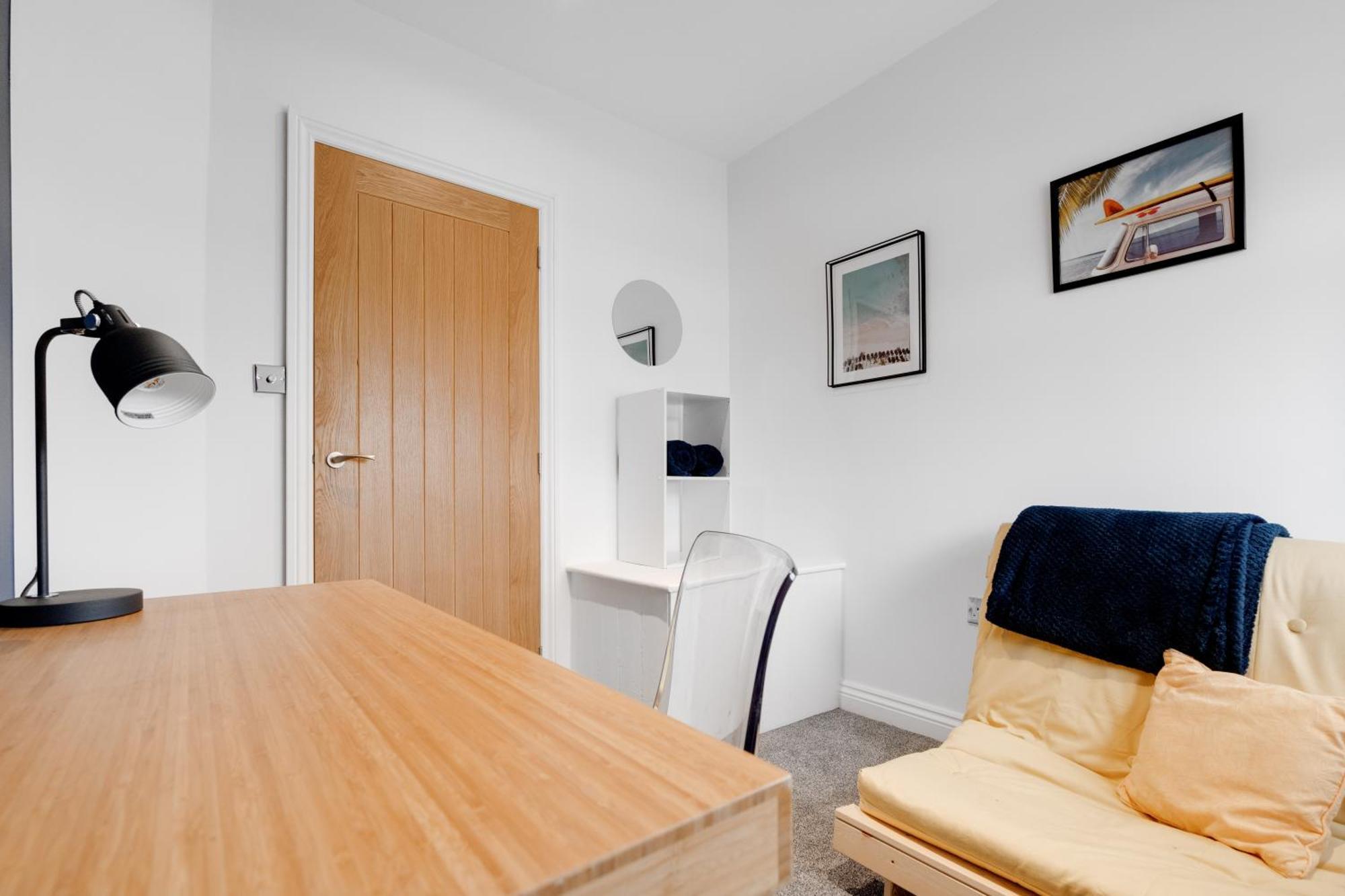 Shawe House - 10 Minute Mcr Airport - Free Parking Villa Wythenshawe Bilik gambar