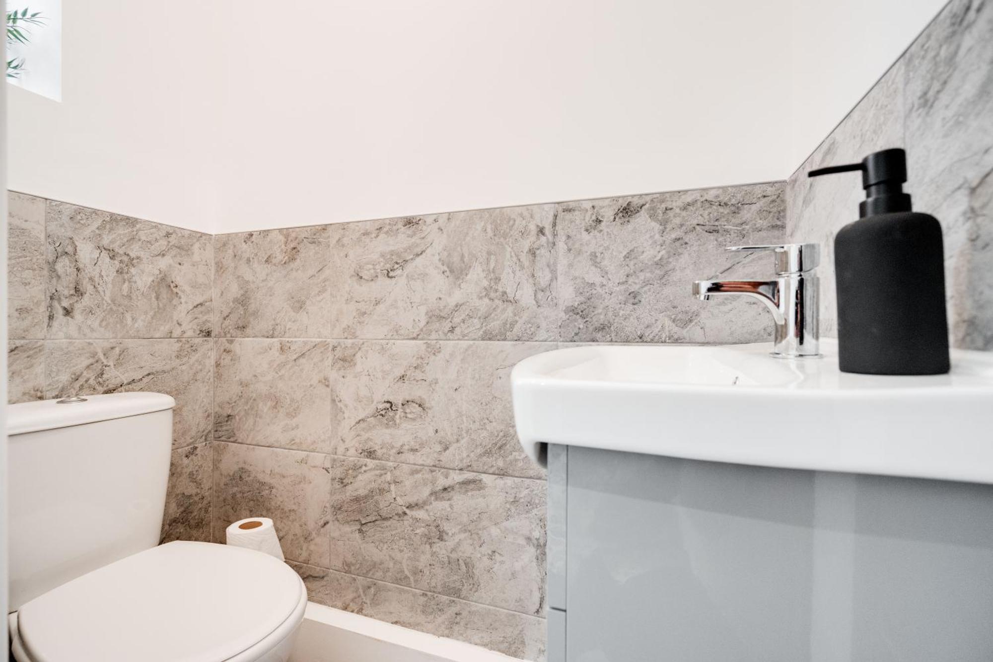 Shawe House - 10 Minute Mcr Airport - Free Parking Villa Wythenshawe Bilik gambar